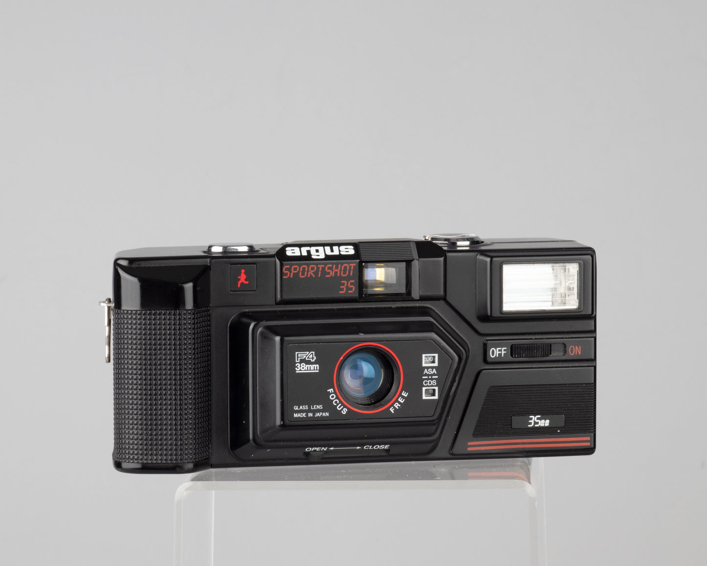 The Argus Sportshot 35 is a basic focus free 35mm point-and-shoot from the 1980s 