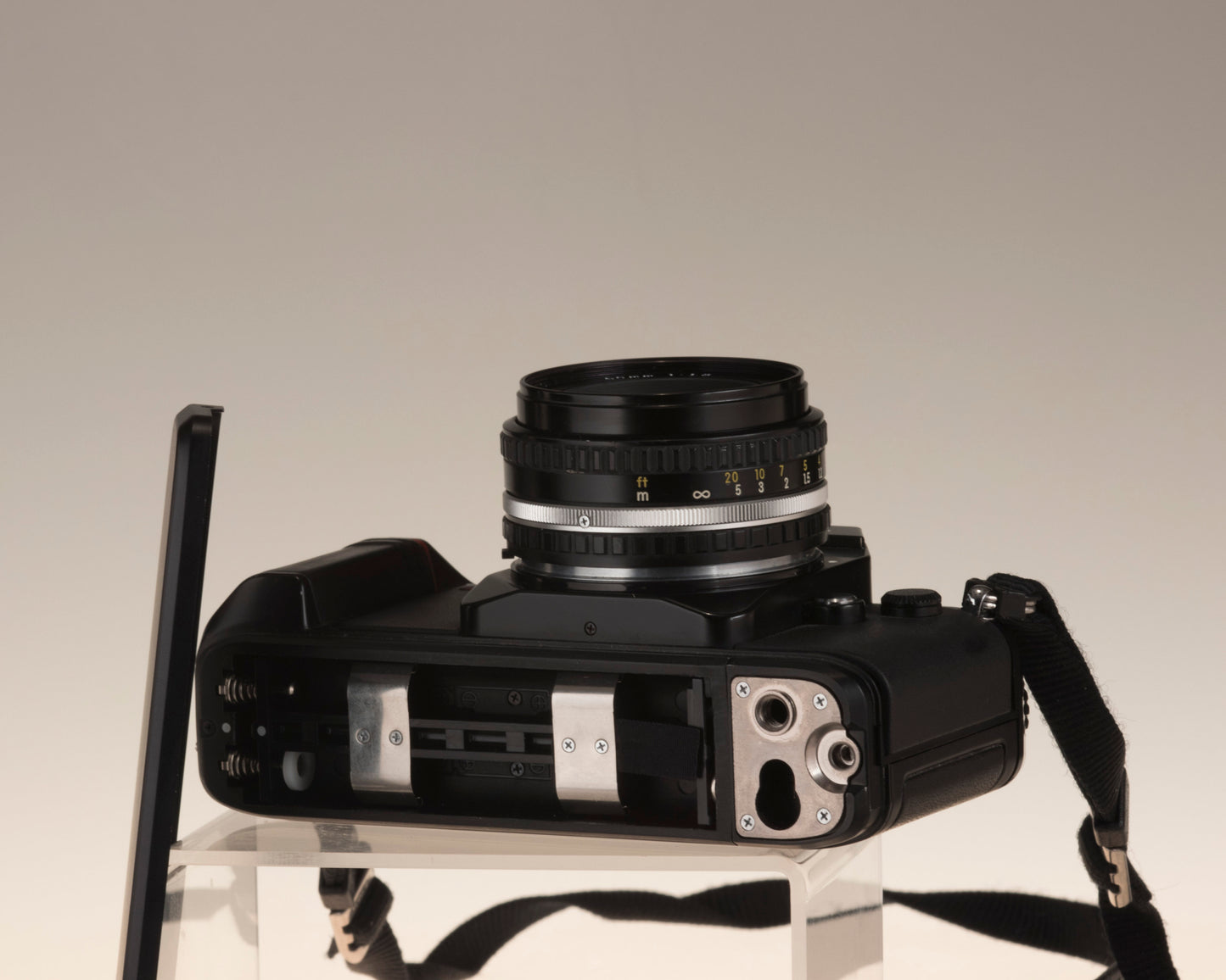 Reflex Nikon N2000 35 mm + objectif 50 mm f1.8