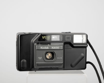 The Kodak VR35 K400 is a simple but nicely designed mechanical 35mm camera featuring a 36mm triplet lens