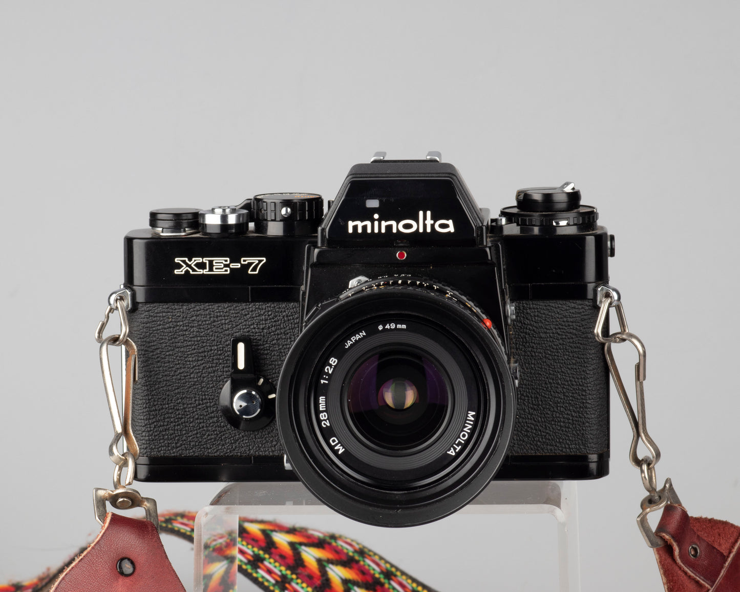 Minolta XE-7 35 mm SLR (série 1199607) avec objectif Minolta MD 28 mm f2.8