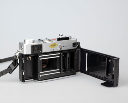 Minolta Hi-Matic E compact 35mm rangefinder camera feat. 40mm F1.7 Rokkor lens (serial 328710)