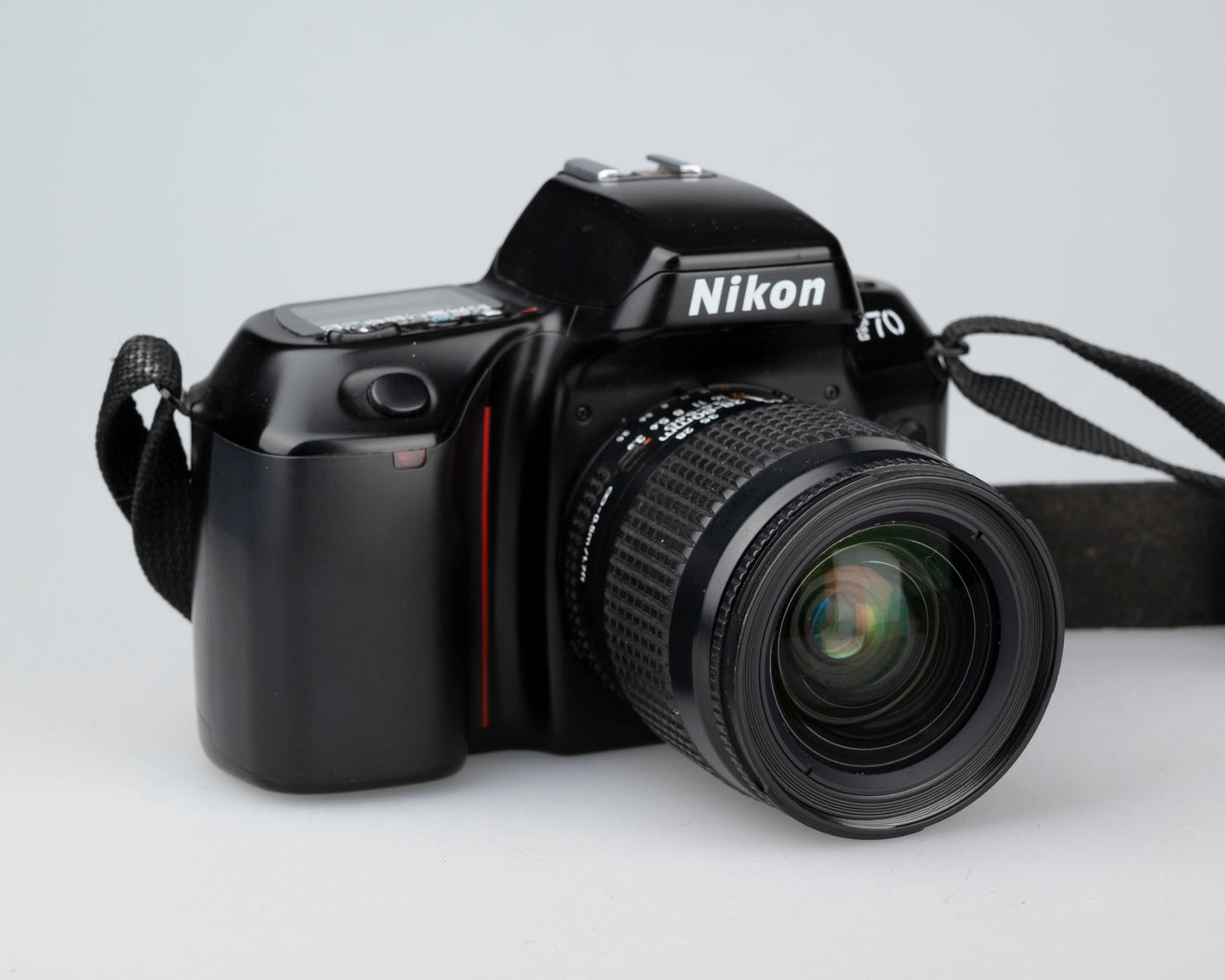 Reflex Nikon F70 35 mm avec objectif AF Nikkor 28-80 mm 3,5-5,6D