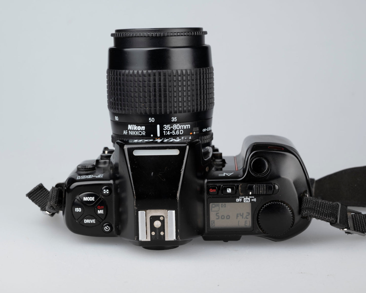 Reflex Nikon F-801 35 mm + Nikon Speedlight SB-24 + objectif AF Nikkor 35-80 mm + manuel