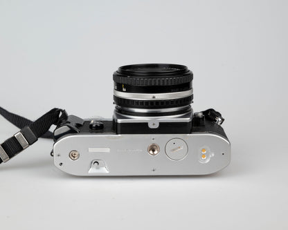 Appareil photo reflex Nikon FG 35 mm avec objectif 50 mm f1.8 et étui toujours prêt