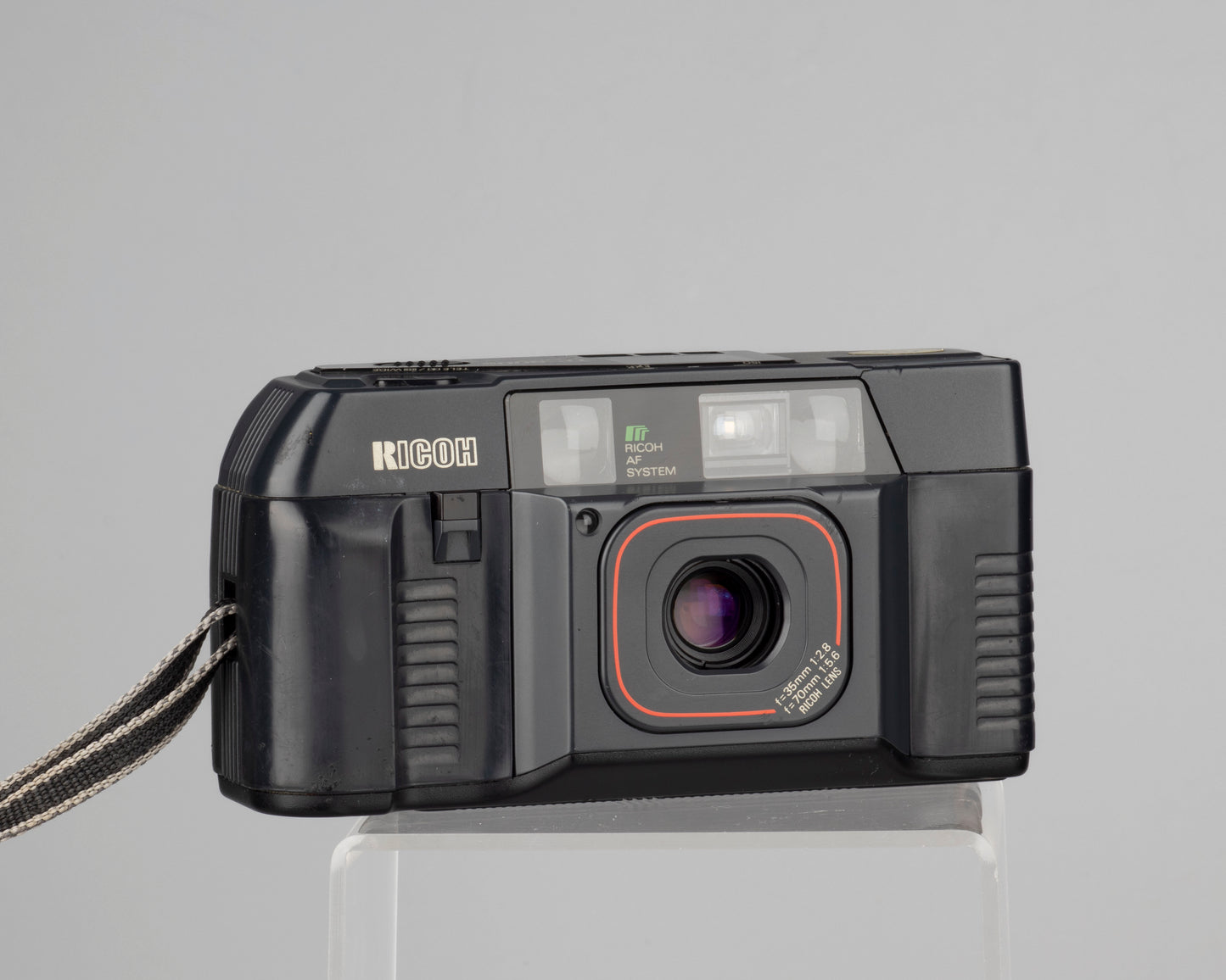 The Ricoh TF-900D (aka TF-500) is a superb 35mm point-and-shoot from the late 1980s featuring a wide angle 35mm f2.8 and a tele 70mm f5.6 lens