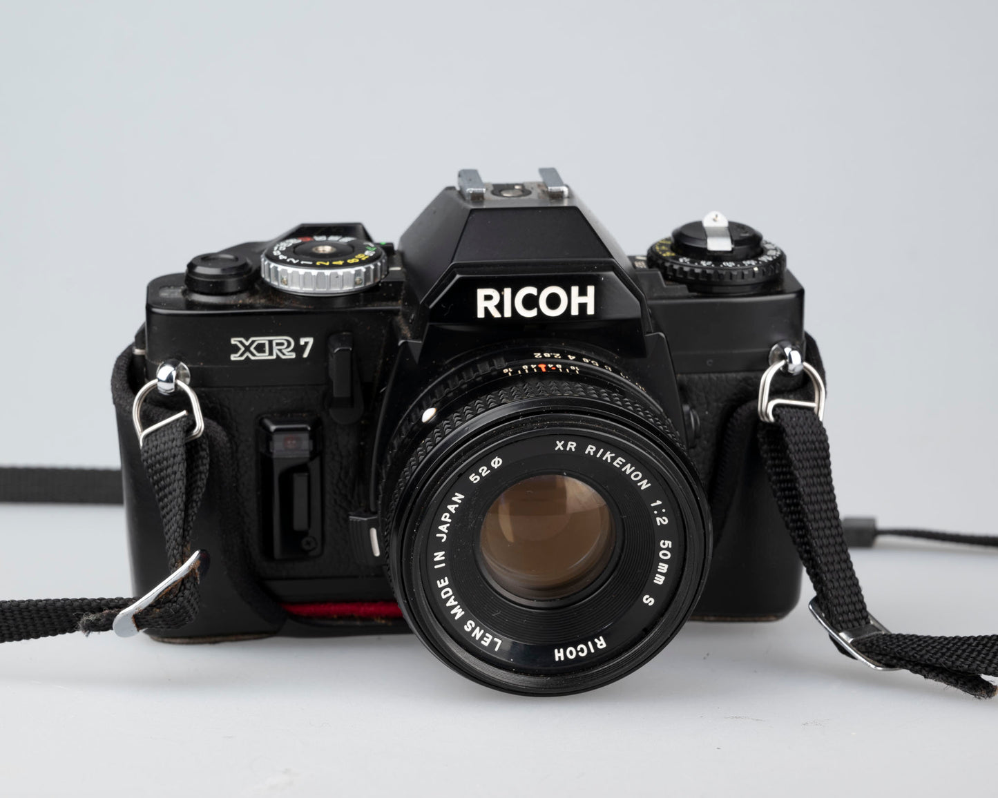 Reflex Ricoh XR-7 35 mm + objectif XR Rikenon 50 mm 1:2 + étui toujours prêt