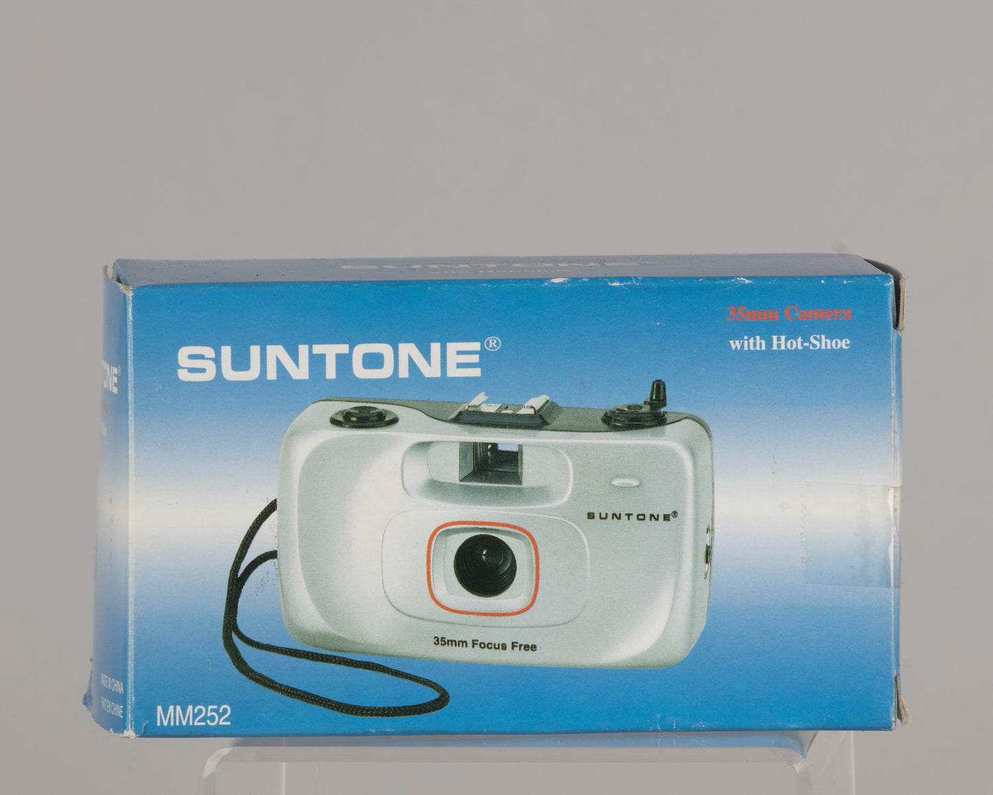 Suntone MM252 Focus Free 35mm film camera; includes original box and manual