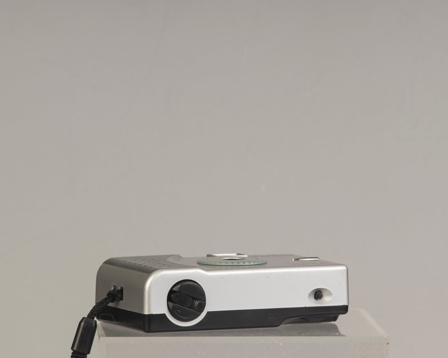 Vivitar Ultra Wide and Slim 35mm film camera (serial 40424A)